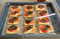 Фото приготовления рецепта: Закусочные слойки с брынзой, помидорами, базиликом и чесноком - шаг №12