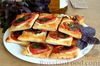 Фото приготовления рецепта: Закусочные слойки с брынзой, помидорами, базиликом и чесноком - шаг №13