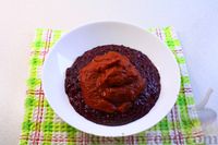 Фото приготовления рецепта: Острый соус из чёрной смородины с перцем чили и томатной пастой - шаг №7
