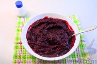Фото приготовления рецепта: Острый соус из чёрной смородины с перцем чили и томатной пастой - шаг №8