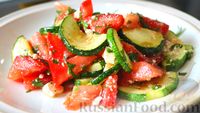 Фото к рецепту: Быстрый салат из кабачков с помидорами и сыром фета