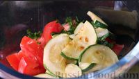 Фото приготовления рецепта: Быстрый салат из кабачков с помидорами и сыром фета - шаг №2