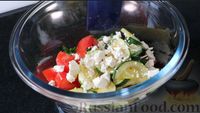 Фото приготовления рецепта: Быстрый салат из кабачков с помидорами и сыром фета - шаг №3