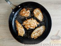 Фото приготовления рецепта: Отбивные из куриного филе в луково-майонезном кляре - шаг №12