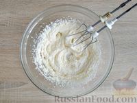 Фото приготовления рецепта: Бисквитный пирог с крыжовником - шаг №3