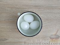 Фото приготовления рецепта: Салат с языком, огурцами и яйцами - шаг №7