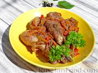 Фото к рецепту: Курица, тушенная с овощами и смородиной
