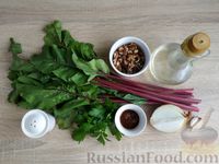 Фото приготовления рецепта: Салат из свекольной ботвы с луком и грецкими орехами - шаг №1