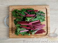 Фото приготовления рецепта: Салат из свекольной ботвы с луком и грецкими орехами - шаг №2