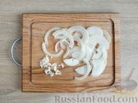 Фото приготовления рецепта: Салат из свекольной ботвы с луком и грецкими орехами - шаг №5