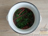 Фото приготовления рецепта: Салат из свекольной ботвы с луком и грецкими орехами - шаг №3