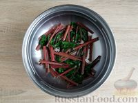 Фото приготовления рецепта: Салат из свекольной ботвы с луком и грецкими орехами - шаг №4