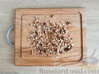 Фото приготовления рецепта: Салат из свекольной ботвы с луком и грецкими орехами - шаг №6