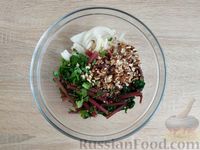 Фото приготовления рецепта: Салат из свекольной ботвы с луком и грецкими орехами - шаг №8