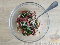 Фото приготовления рецепта: Салат из свекольной ботвы с луком и грецкими орехами - шаг №9
