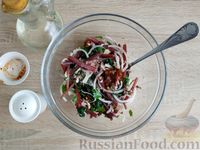 Фото приготовления рецепта: Салат из свекольной ботвы с луком и грецкими орехами - шаг №10