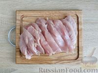 Фото приготовления рецепта: Жареное филе индейки в воздушном кляре на газированной воде - шаг №2