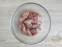 Фото приготовления рецепта: Жареное филе индейки в воздушном кляре на газированной воде - шаг №5