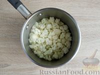 Фото приготовления рецепта: Кабачки, тушенные с цветной капустой в сметанно-томатном соусе - шаг №3