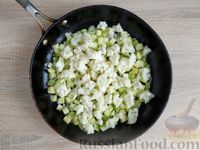 Фото приготовления рецепта: Кабачки, тушенные с цветной капустой в сметанно-томатном соусе - шаг №9