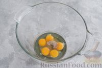 Фото приготовления рецепта: Бисквитный рулет с абрикосами - шаг №4