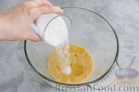 Фото приготовления рецепта: Бисквитный рулет с абрикосами - шаг №5