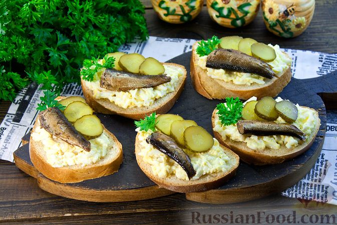 Рецепт: Фуршетные бутерброды | Классика советского застолья - чёрный хлеб, солёный огурец и шпроты.