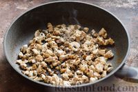 Фото приготовления рецепта: Штрудель с курицей, грибами и сыром - шаг №9
