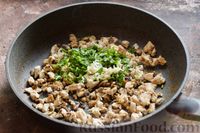 Фото приготовления рецепта: Штрудель с курицей, грибами и сыром - шаг №10
