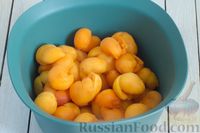 Фото приготовления рецепта: Абрикосы, перетёртые с сахаром, апельсином и лимоном - шаг №2