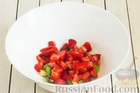 Фото приготовления рецепта: Фруктовый салат с клубникой, чёрной смородиной, киви и яблоком - шаг №3