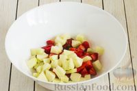 Фото приготовления рецепта: Фруктовый салат с клубникой, чёрной смородиной, киви и яблоком - шаг №4