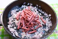 Фото приготовления рецепта: Картофельная тортилья с помидорами и колбасой (на сковороде, в духовке) - шаг №7