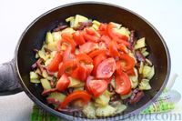 Фото приготовления рецепта: Картофельная тортилья с помидорами и колбасой (на сковороде, в духовке) - шаг №11