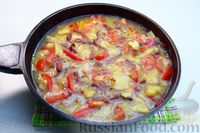 Фото приготовления рецепта: Картофельная тортилья с помидорами и колбасой (на сковороде, в духовке) - шаг №15