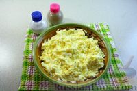 Фото приготовления рецепта: Бутерброды со шпротами, яйцами и солёным огурцом - шаг №8