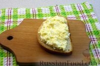 Фото приготовления рецепта: Бутерброды со шпротами, яйцами и солёным огурцом - шаг №9