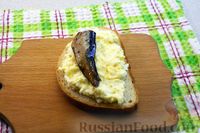 Фото приготовления рецепта: Бутерброды со шпротами, яйцами и солёным огурцом - шаг №10