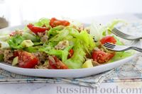 Фото приготовления рецепта: Салат с тунцом, помидорами и сыром сулугуни - шаг №12