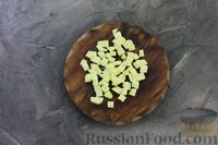 Фото приготовления рецепта: Салат с тунцом, помидорами и сыром сулугуни - шаг №7