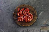 Фото приготовления рецепта: Салат с тунцом, помидорами и сыром сулугуни - шаг №8