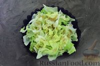 Фото приготовления рецепта: Салат с тунцом, помидорами и сыром сулугуни - шаг №6