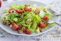 Фото приготовления рецепта: Салат с тунцом, помидорами и сыром сулугуни - шаг №11