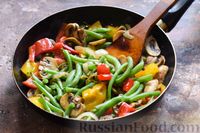 Фото приготовления рецепта: Стручковая фасоль с грибами, сладким перцем и соевым соусом - шаг №9