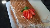 Фото приготовления рецепта: Клубничный десерт из печенья савоярди и сливочного крема - шаг №8