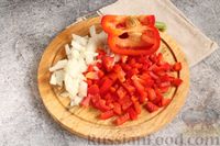 Фото приготовления рецепта: Макароны с колбасой и сладким перцем в сливочно-творожном соусе - шаг №3