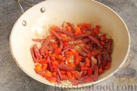 Фото приготовления рецепта: Макароны с колбасой и сладким перцем в сливочно-творожном соусе - шаг №5
