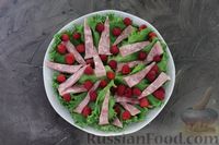 Фото приготовления рецепта: Салат с ветчиной, малиной и сыром фета - шаг №7