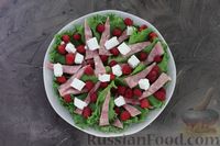 Фото приготовления рецепта: Салат с ветчиной, малиной и сыром фета - шаг №8