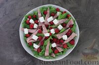 Фото приготовления рецепта: Салат с ветчиной, малиной и сыром фета - шаг №10